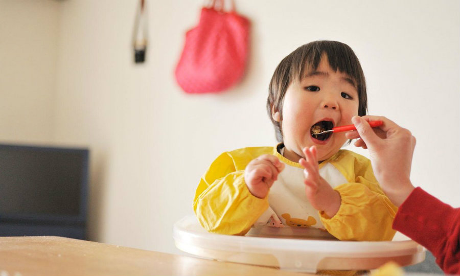 It was discovered that feeding babies with eggs or peanuts during the first months lowers risk of developing egg or peanut allergies. Photo credit: Make Me Feed