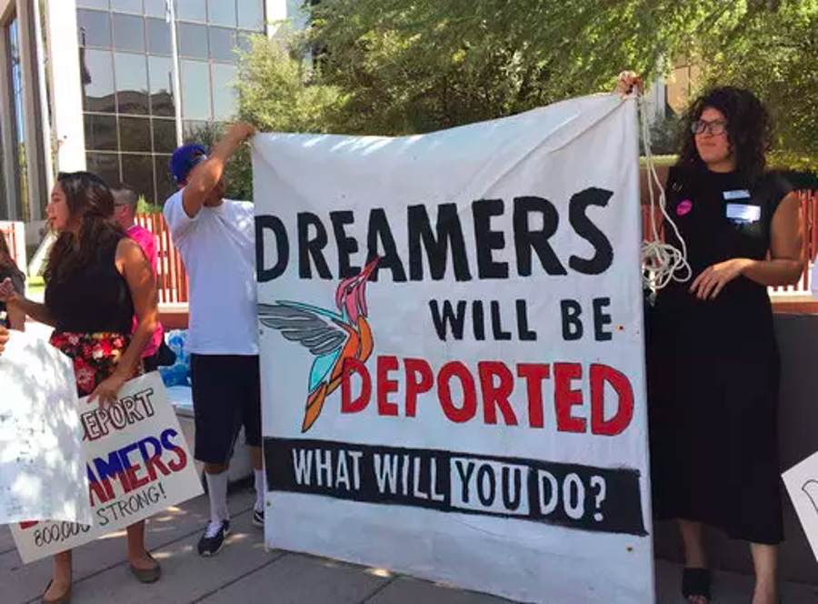 Pro-DREAM Act protesters in Arizona. Image Credit: Mundo Hispanico