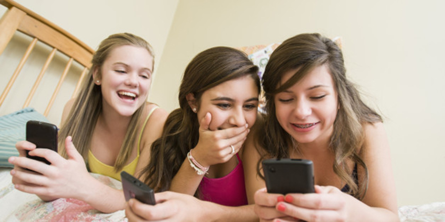 Sexting among teenagers, Adolescents sending and receiving photos with sexual material