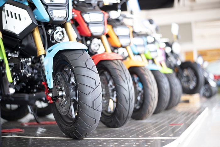 3 Ways to Become a Motorcycle Dealer