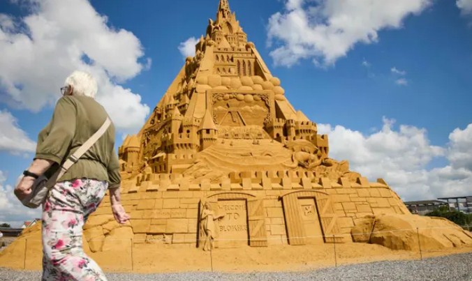 31 Sculptors Use 5,000 Tons of Sand to Build World’s Tallest Sandcastle in Denmark